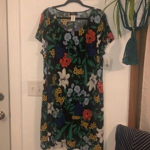 Short-sleeved vibrant floral dress
